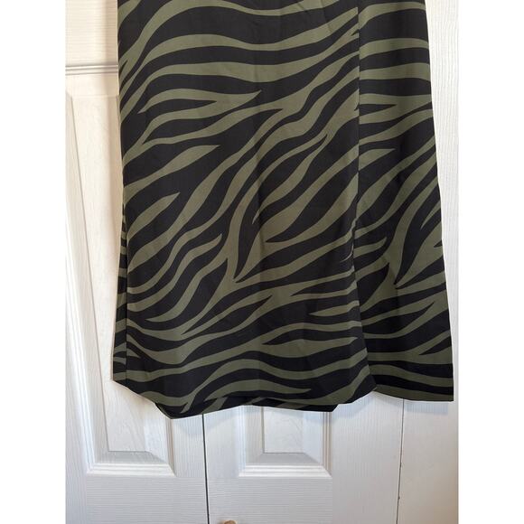 Ann Taylor NWT Tiger Print Green and Black A-Line Side Slit Skirt Size 00P - Picture 4 of 9
